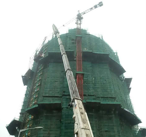 延津吊车在工地上作业